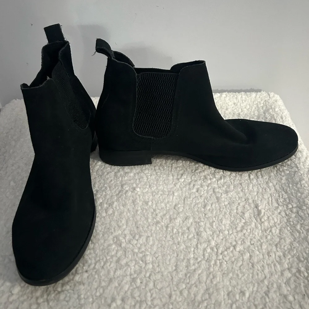 EUC Tom's Women's Sz 10 Ella Black Suede Chelsea Ankle Boots Classic Minimalist